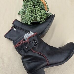 VERO CUOIO BLACK LEATHER ANKLE BOOTS BOOTIES ITALIAN 38/8 GUC BLOCK HEEL MAROON